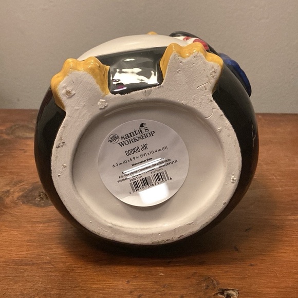 NWT- Adorable Hand Painted Holiday Penguin Ceramic Cookie Jar Decoration - Picture 14 of 17